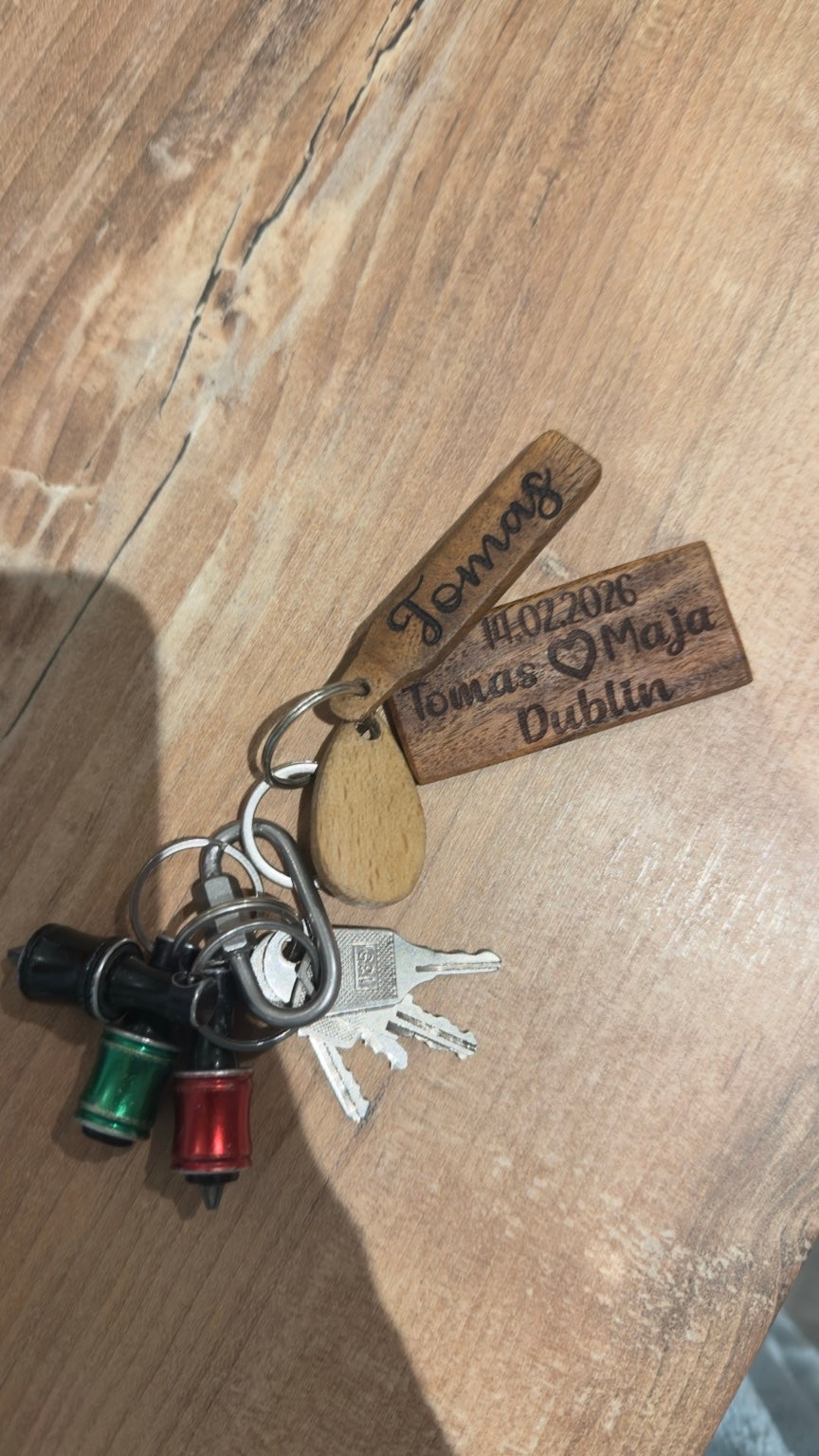 Personalisierter Holz Schlüsselanhänger beidseitig graviert – Name & Datum + Foto | Geschenk für Paare, Valentinstag, Jahrestag