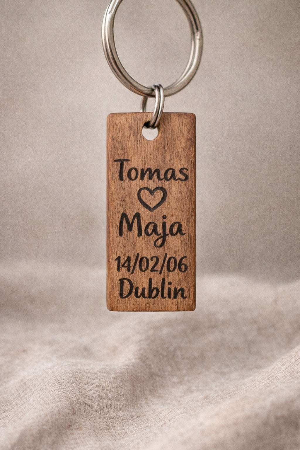 Personalisierter Holz Schlüsselanhänger beidseitig graviert – Name & Datum + Foto | Geschenk für Paare, Valentinstag, Jahrestag